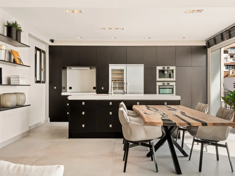 Nestled within the prestigious Benabola building in Puerto Banús, this exclusive frontline apartment captures the essence of luxury living on the Costa del Sol. Positioned directly in front of Pantalán 0 — home to the marina's largest yachts — the residen