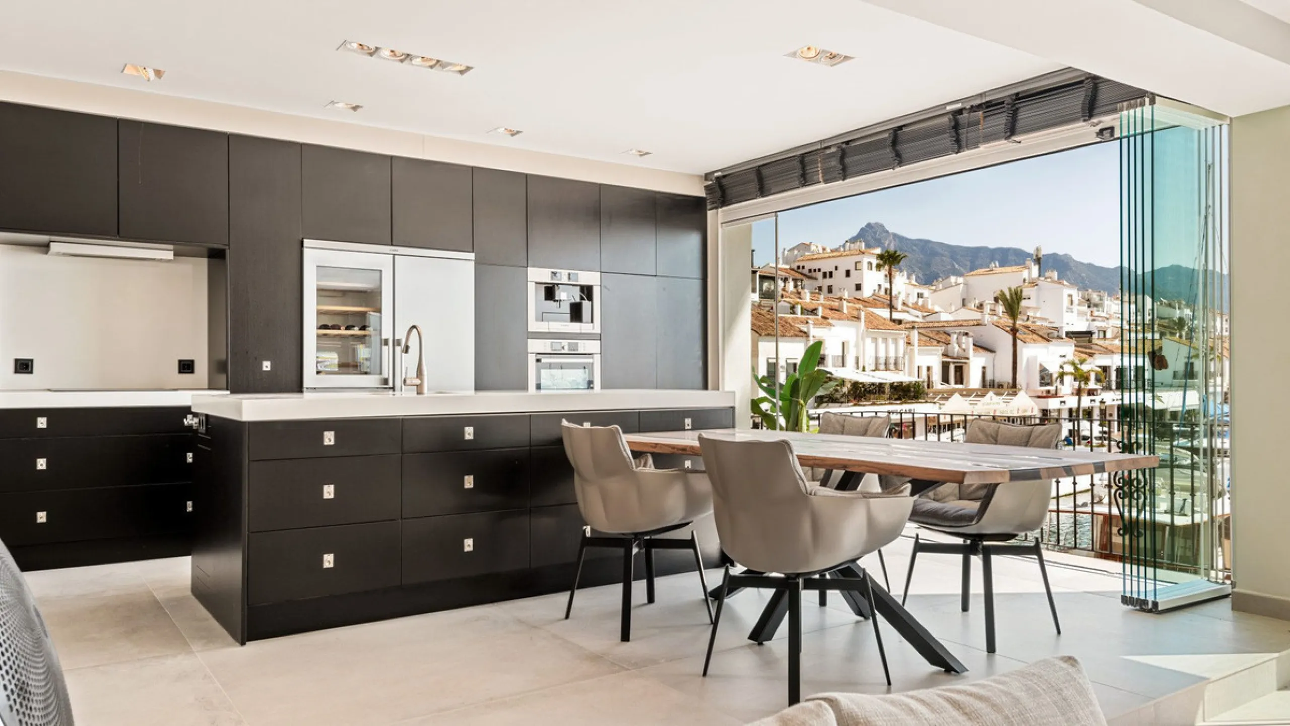 Nestled within the prestigious Benabola building in Puerto Banús, this exclusive frontline apartment captures the essence of luxury living on the Costa del Sol. Positioned directly in front of Pantalán 0 — home to the marina's largest yachts — the residen