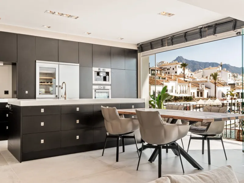 Nestled within the prestigious Benabola building in Puerto Banús, this exclusive frontline apartment captures the essence of luxury living on the Costa del Sol. Positioned directly in front of Pantalán 0 — home to the marina's largest yachts — the residen