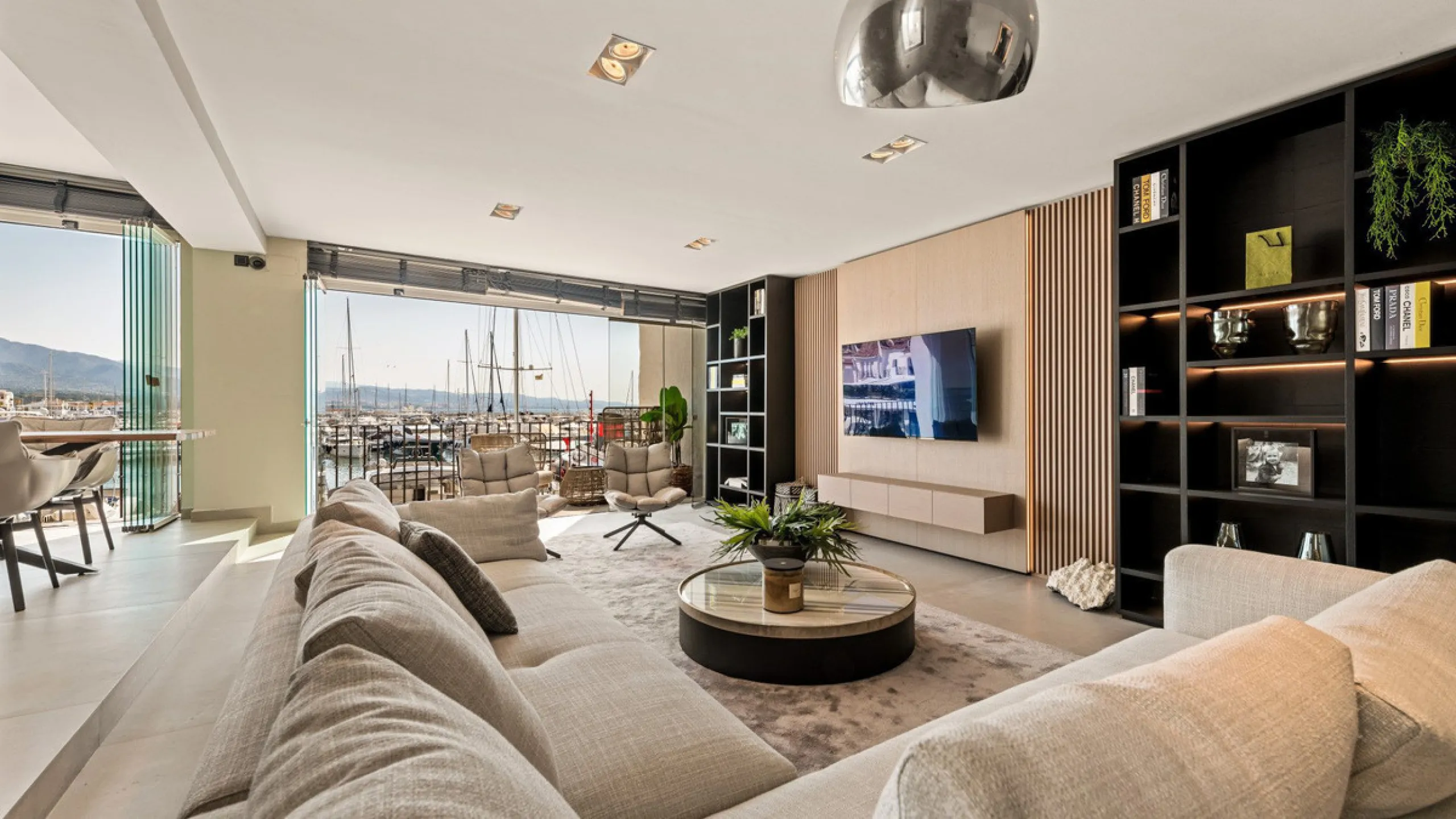 Nestled within the prestigious Benabola building in Puerto Banús, this exclusive frontline apartment captures the essence of luxury living on the Costa del Sol. Positioned directly in front of Pantalán 0 — home to the marina's largest yachts — the residen