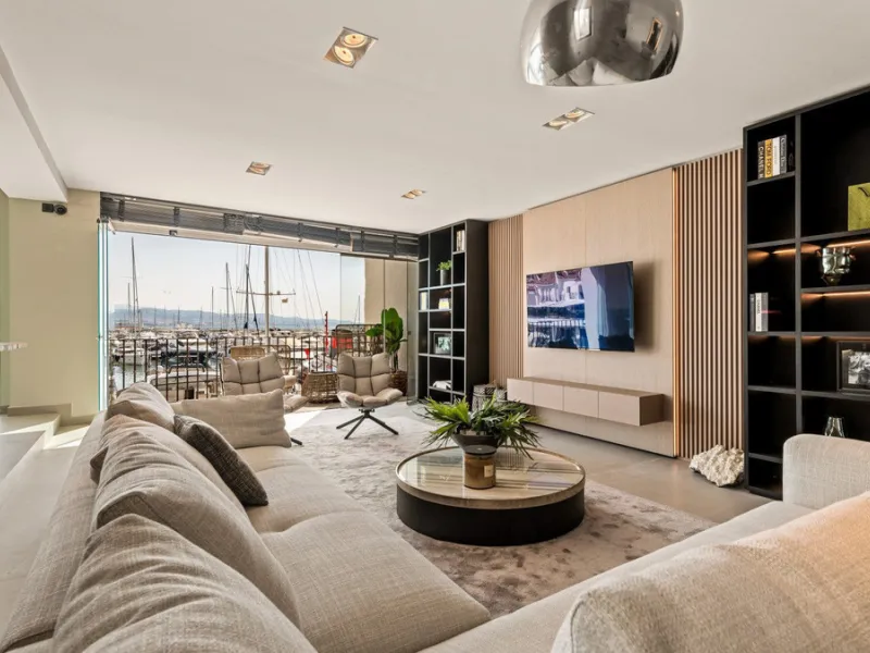 Nestled within the prestigious Benabola building in Puerto Banús, this exclusive frontline apartment captures the essence of luxury living on the Costa del Sol. Positioned directly in front of Pantalán 0 — home to the marina's largest yachts — the residen