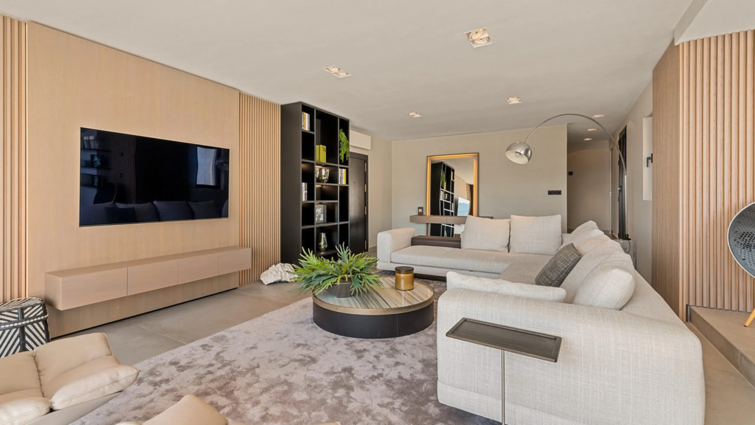 Nestled within the prestigious Benabola building in Puerto Banús, this exclusive frontline apartment captures the essence of luxury living on the Costa del Sol. Positioned directly in front of Pantalán 0 — home to the marina's largest yachts — the residen