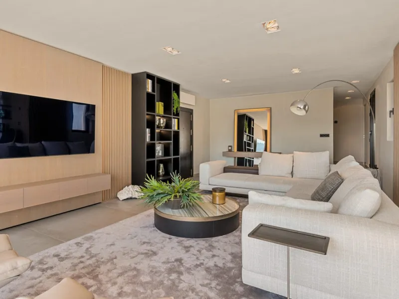 Nestled within the prestigious Benabola building in Puerto Banús, this exclusive frontline apartment captures the essence of luxury living on the Costa del Sol. Positioned directly in front of Pantalán 0 — home to the marina's largest yachts — the residen