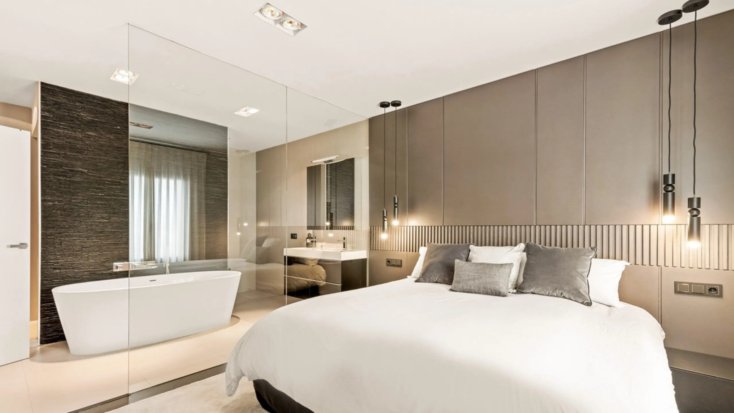 Nestled within the prestigious Benabola building in Puerto Banús, this exclusive frontline apartment captures the essence of luxury living on the Costa del Sol. Positioned directly in front of Pantalán 0 — home to the marina's largest yachts — the residen