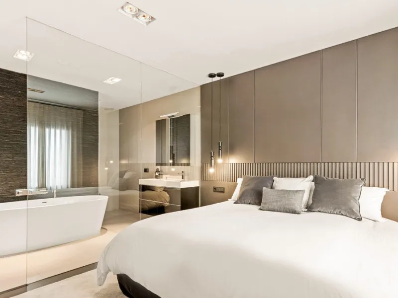 Nestled within the prestigious Benabola building in Puerto Banús, this exclusive frontline apartment captures the essence of luxury living on the Costa del Sol. Positioned directly in front of Pantalán 0 — home to the marina's largest yachts — the residen