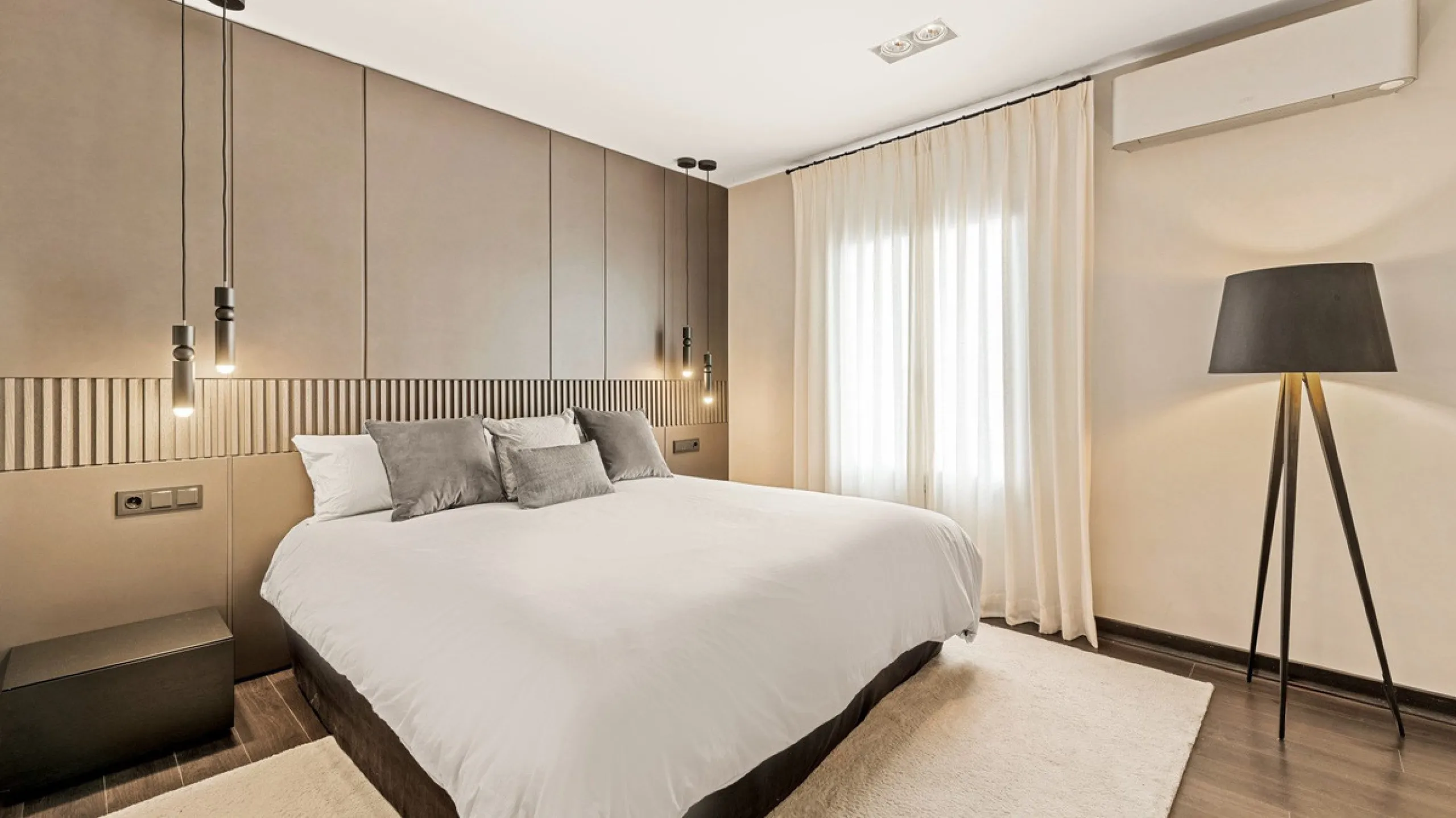 Nestled within the prestigious Benabola building in Puerto Banús, this exclusive frontline apartment captures the essence of luxury living on the Costa del Sol. Positioned directly in front of Pantalán 0 — home to the marina's largest yachts — the residen