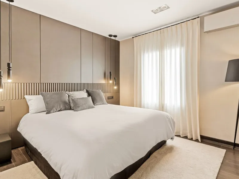 Nestled within the prestigious Benabola building in Puerto Banús, this exclusive frontline apartment captures the essence of luxury living on the Costa del Sol. Positioned directly in front of Pantalán 0 — home to the marina's largest yachts — the residen