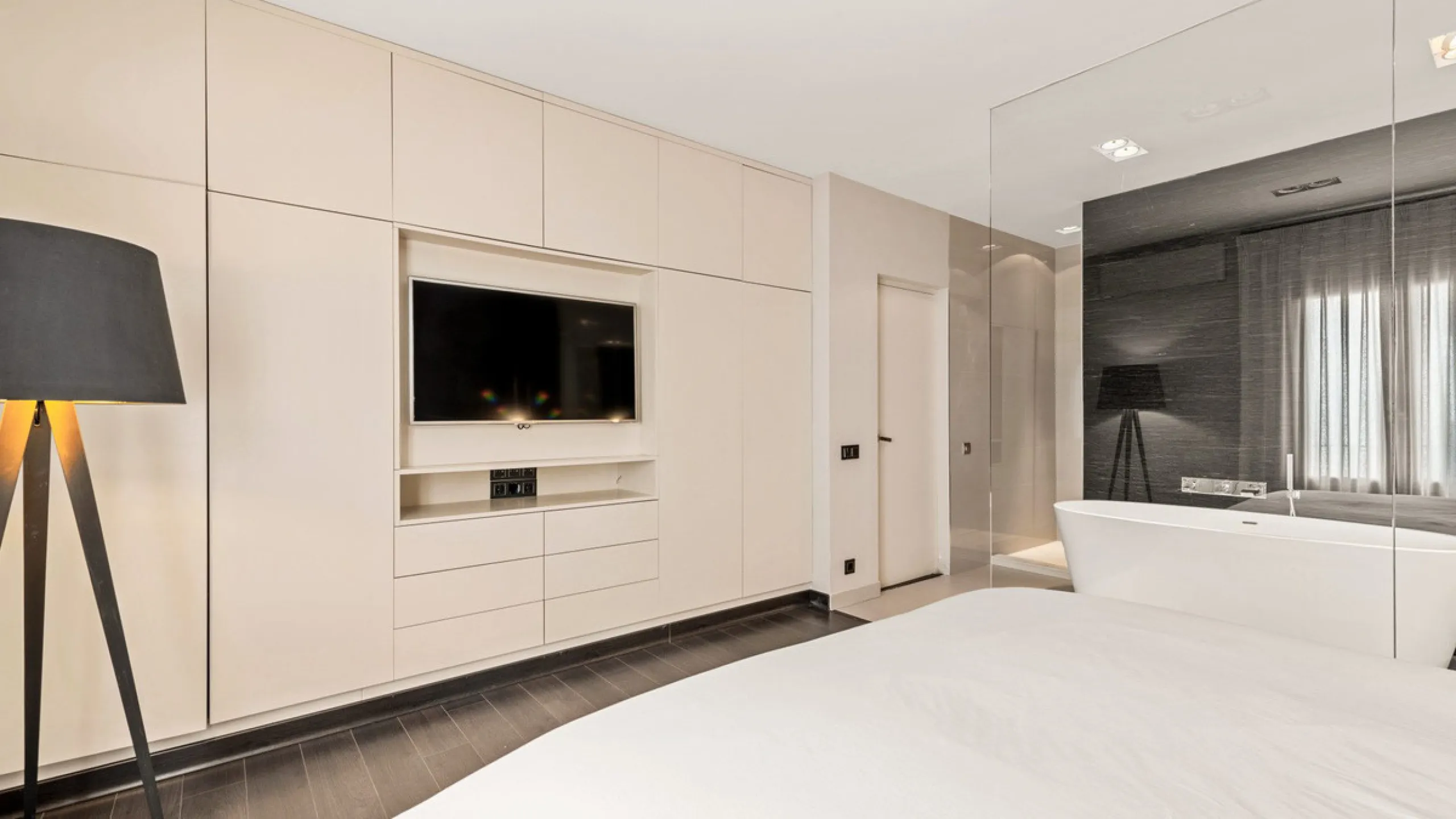 Nestled within the prestigious Benabola building in Puerto Banús, this exclusive frontline apartment captures the essence of luxury living on the Costa del Sol. Positioned directly in front of Pantalán 0 — home to the marina's largest yachts — the residen