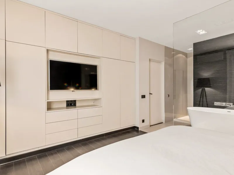Nestled within the prestigious Benabola building in Puerto Banús, this exclusive frontline apartment captures the essence of luxury living on the Costa del Sol. Positioned directly in front of Pantalán 0 — home to the marina's largest yachts — the residen