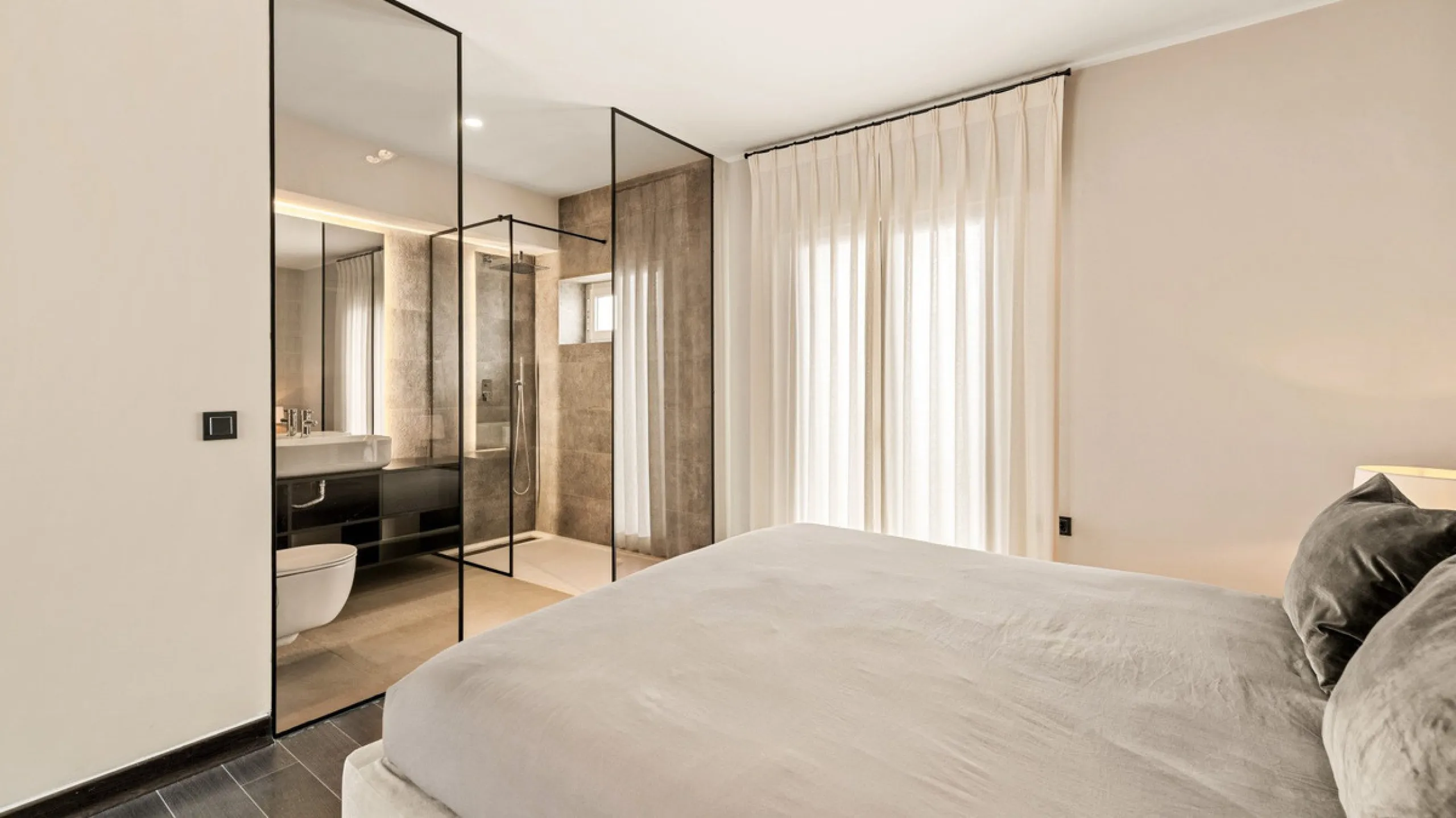Nestled within the prestigious Benabola building in Puerto Banús, this exclusive frontline apartment captures the essence of luxury living on the Costa del Sol. Positioned directly in front of Pantalán 0 — home to the marina's largest yachts — the residen