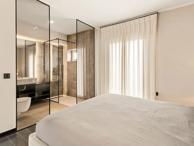 Nestled within the prestigious Benabola building in Puerto Banús, this exclusive frontline apartment captures the essence of luxury living on the Costa del Sol. Positioned directly in front of Pantalán 0 — home to the marina's largest yachts — the residen