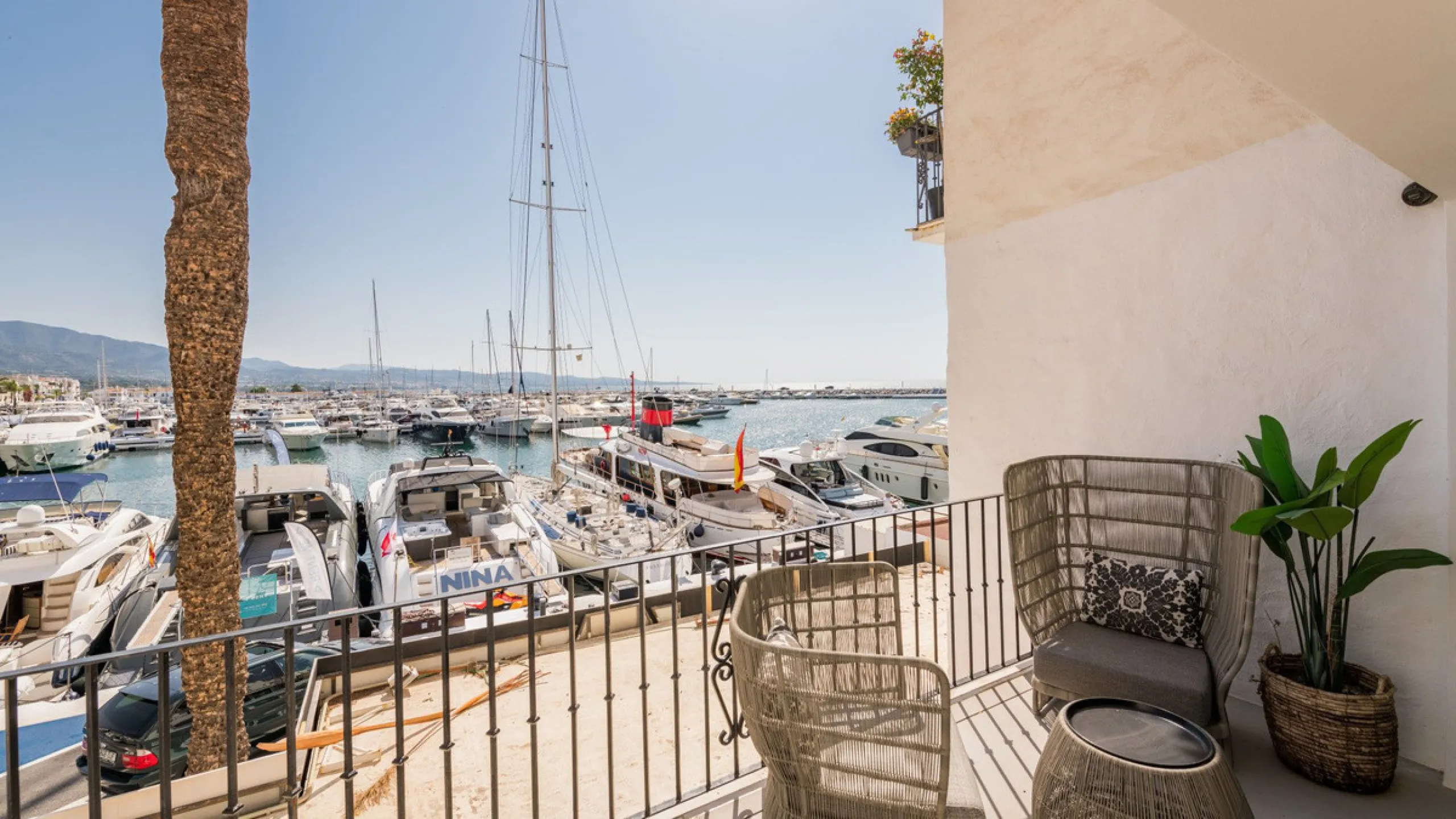 Nestled within the prestigious Benabola building in Puerto Banús, this exclusive frontline apartment captures the essence of luxury living on the Costa del Sol. Positioned directly in front of Pantalán 0 — home to the marina's largest yachts — the residen
