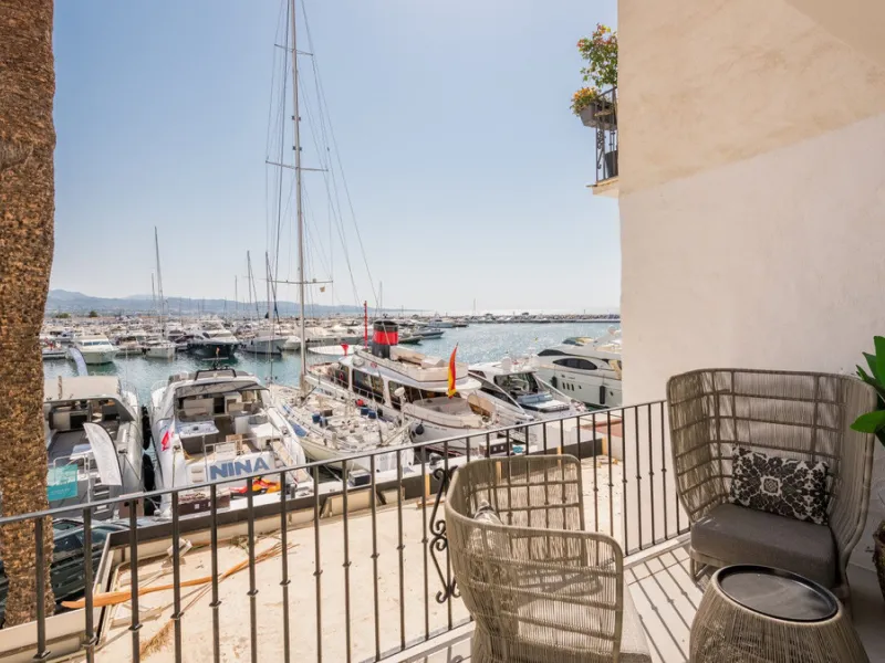 Nestled within the prestigious Benabola building in Puerto Banús, this exclusive frontline apartment captures the essence of luxury living on the Costa del Sol. Positioned directly in front of Pantalán 0 — home to the marina's largest yachts — the residen