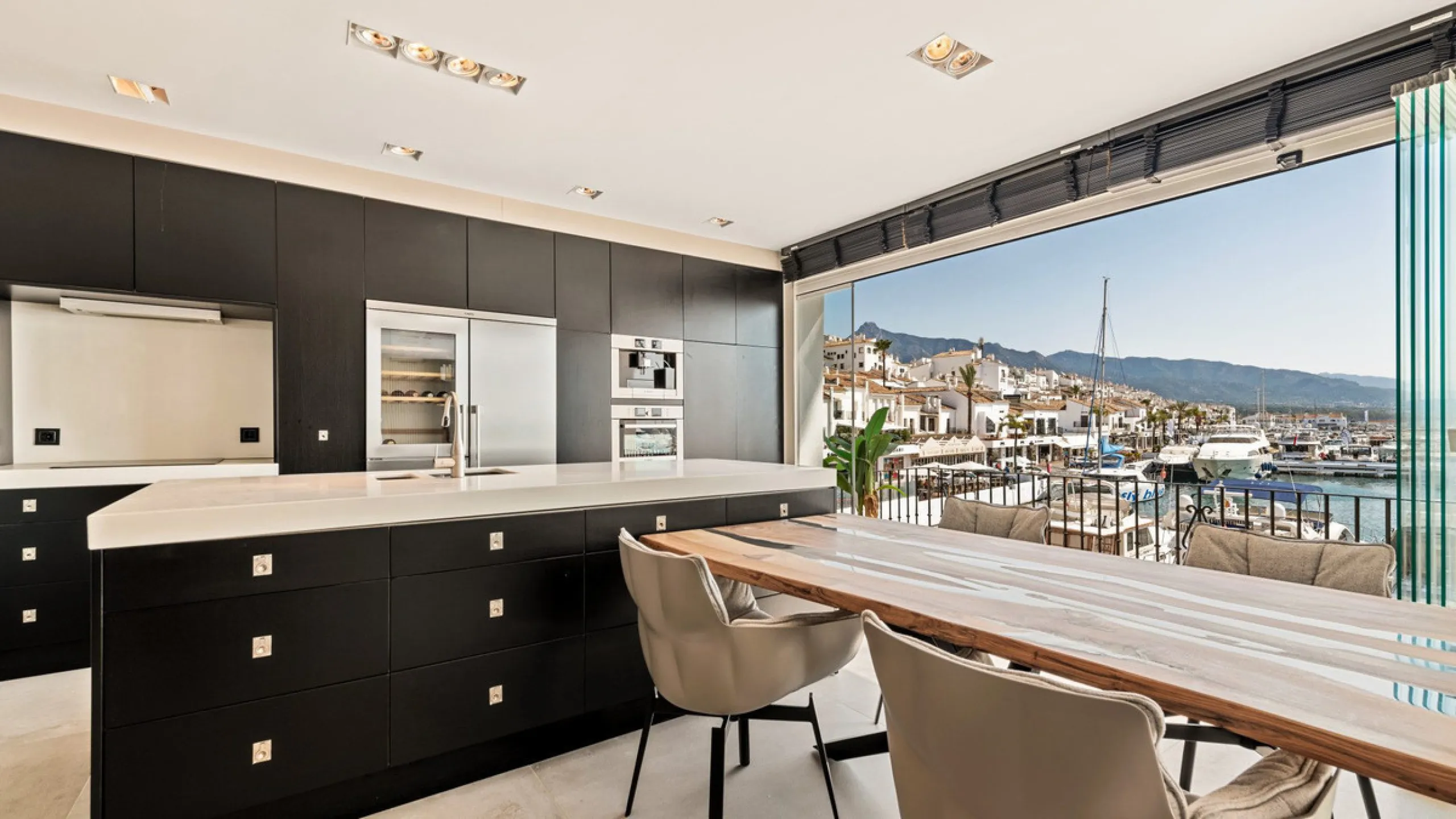 Nestled within the prestigious Benabola building in Puerto Banús, this exclusive frontline apartment captures the essence of luxury living on the Costa del Sol. Positioned directly in front of Pantalán 0 — home to the marina's largest yachts — the residen