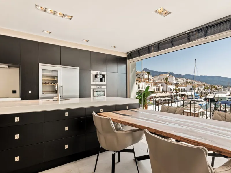 Nestled within the prestigious Benabola building in Puerto Banús, this exclusive frontline apartment captures the essence of luxury living on the Costa del Sol. Positioned directly in front of Pantalán 0 — home to the marina's largest yachts — the residen