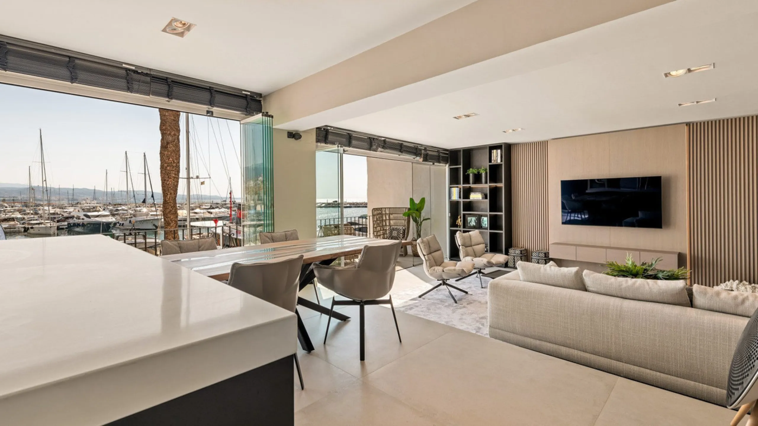 Nestled within the prestigious Benabola building in Puerto Banús, this exclusive frontline apartment captures the essence of luxury living on the Costa del Sol. Positioned directly in front of Pantalán 0 — home to the marina's largest yachts — the residen