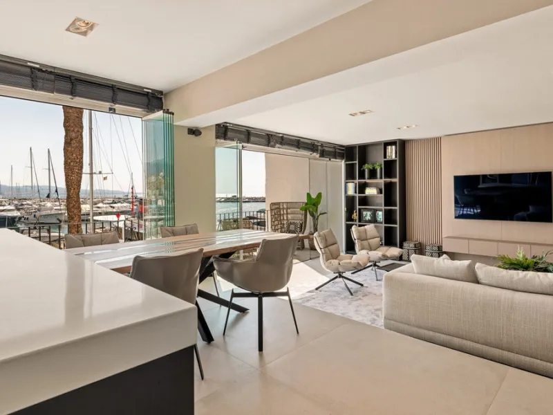 Nestled within the prestigious Benabola building in Puerto Banús, this exclusive frontline apartment captures the essence of luxury living on the Costa del Sol. Positioned directly in front of Pantalán 0 — home to the marina's largest yachts — the residen