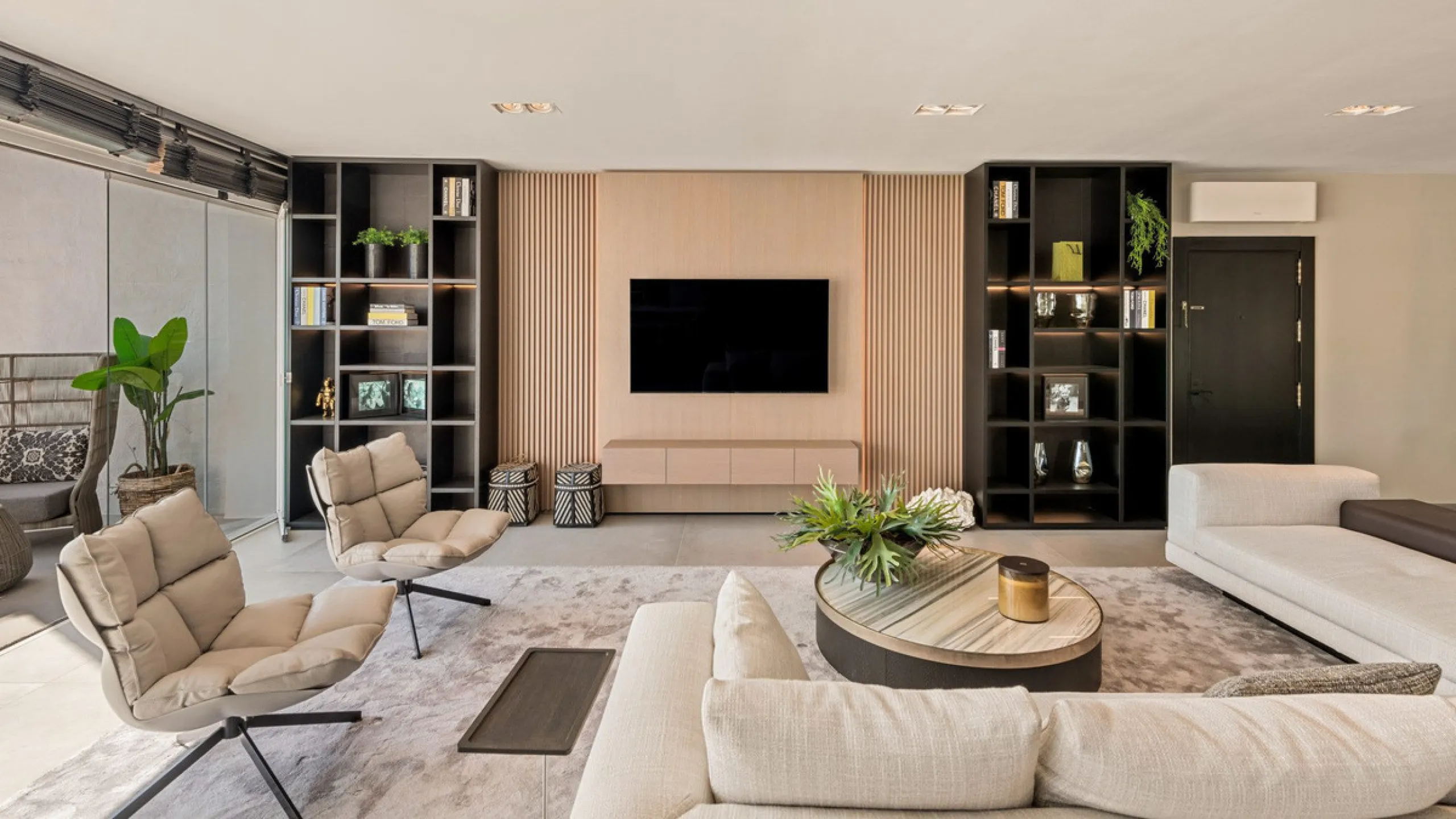 Nestled within the prestigious Benabola building in Puerto Banús, this exclusive frontline apartment captures the essence of luxury living on the Costa del Sol. Positioned directly in front of Pantalán 0 — home to the marina's largest yachts — the residen
