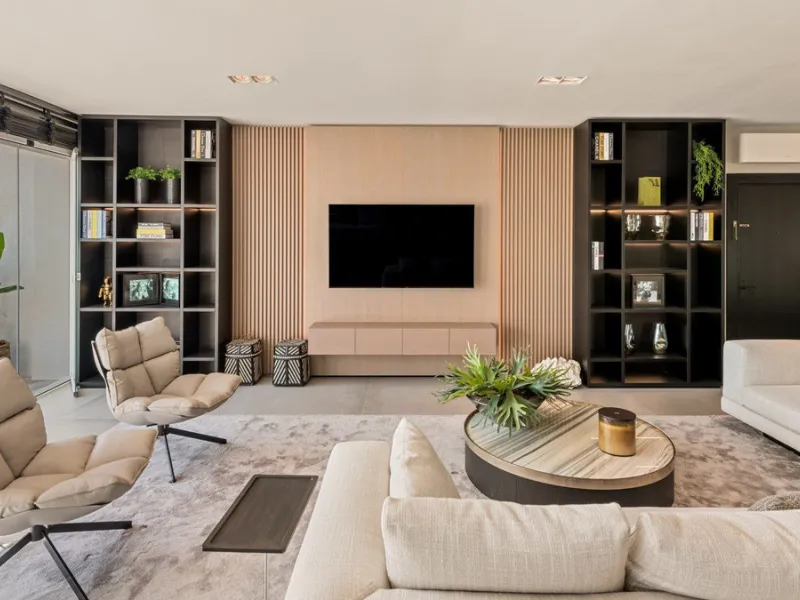 Nestled within the prestigious Benabola building in Puerto Banús, this exclusive frontline apartment captures the essence of luxury living on the Costa del Sol. Positioned directly in front of Pantalán 0 — home to the marina's largest yachts — the residen