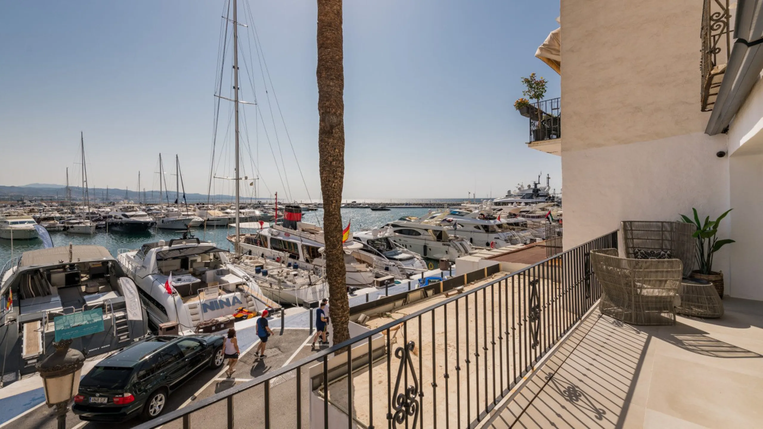 Nestled within the prestigious Benabola building in Puerto Banús, this exclusive frontline apartment captures the essence of luxury living on the Costa del Sol. Positioned directly in front of Pantalán 0 — home to the marina's largest yachts — the residen