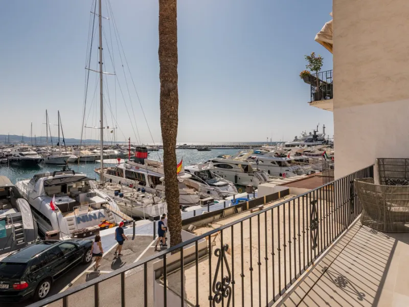 Nestled within the prestigious Benabola building in Puerto Banús, this exclusive frontline apartment captures the essence of luxury living on the Costa del Sol. Positioned directly in front of Pantalán 0 — home to the marina's largest yachts — the residen