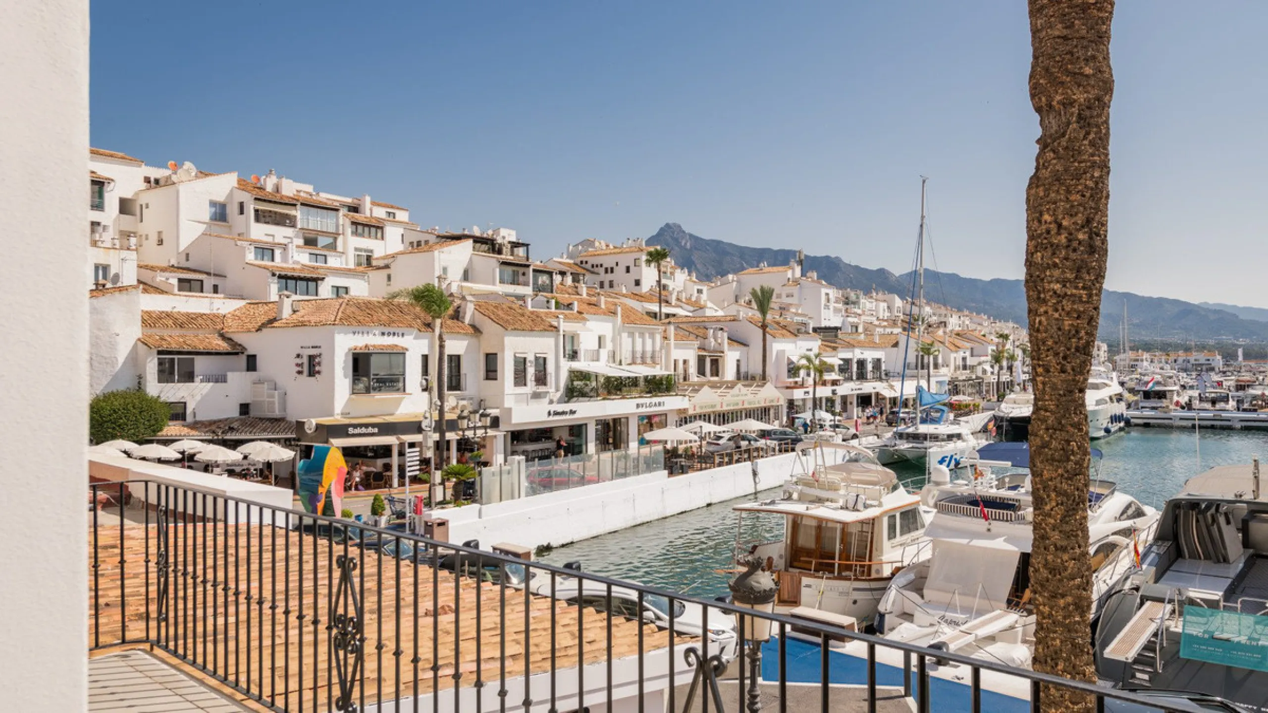 Nestled within the prestigious Benabola building in Puerto Banús, this exclusive frontline apartment captures the essence of luxury living on the Costa del Sol. Positioned directly in front of Pantalán 0 — home to the marina's largest yachts — the residen