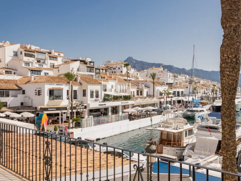 Nestled within the prestigious Benabola building in Puerto Banús, this exclusive frontline apartment captures the essence of luxury living on the Costa del Sol. Positioned directly in front of Pantalán 0 — home to the marina's largest yachts — the residen