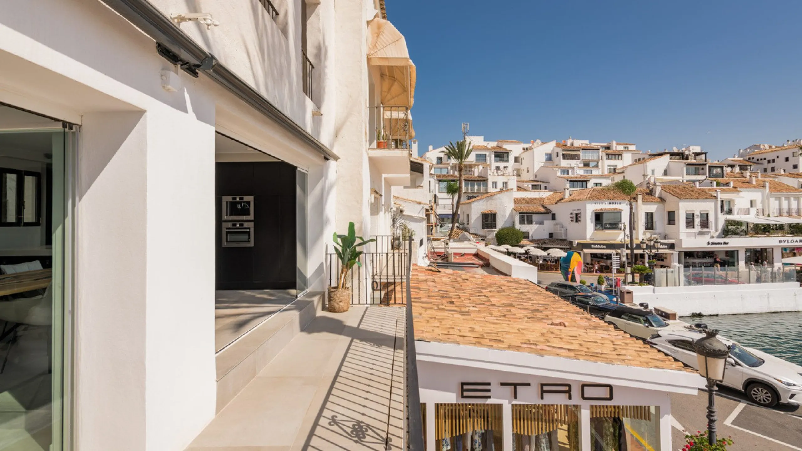 Nestled within the prestigious Benabola building in Puerto Banús, this exclusive frontline apartment captures the essence of luxury living on the Costa del Sol. Positioned directly in front of Pantalán 0 — home to the marina's largest yachts — the residen