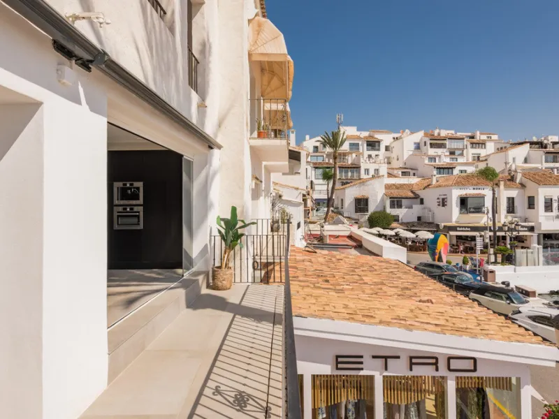 Nestled within the prestigious Benabola building in Puerto Banús, this exclusive frontline apartment captures the essence of luxury living on the Costa del Sol. Positioned directly in front of Pantalán 0 — home to the marina's largest yachts — the residen