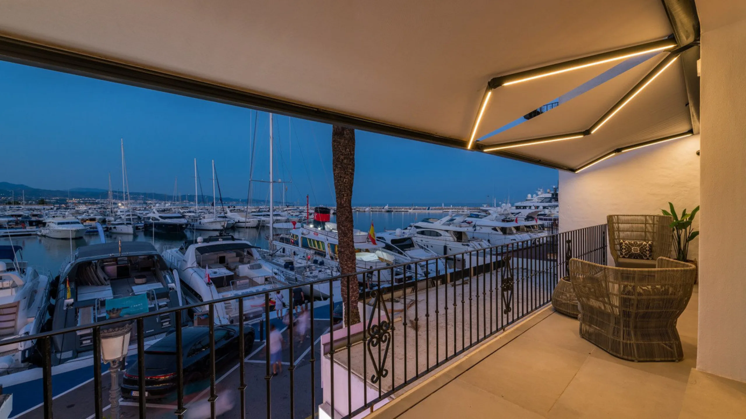 Nestled within the prestigious Benabola building in Puerto Banús, this exclusive frontline apartment captures the essence of luxury living on the Costa del Sol. Positioned directly in front of Pantalán 0 — home to the marina's largest yachts — the residen