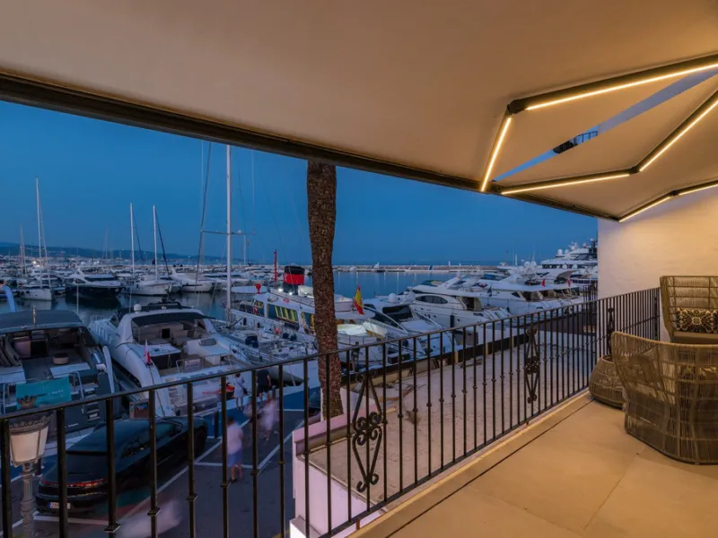 Nestled within the prestigious Benabola building in Puerto Banús, this exclusive frontline apartment captures the essence of luxury living on the Costa del Sol. Positioned directly in front of Pantalán 0 — home to the marina's largest yachts — the residen