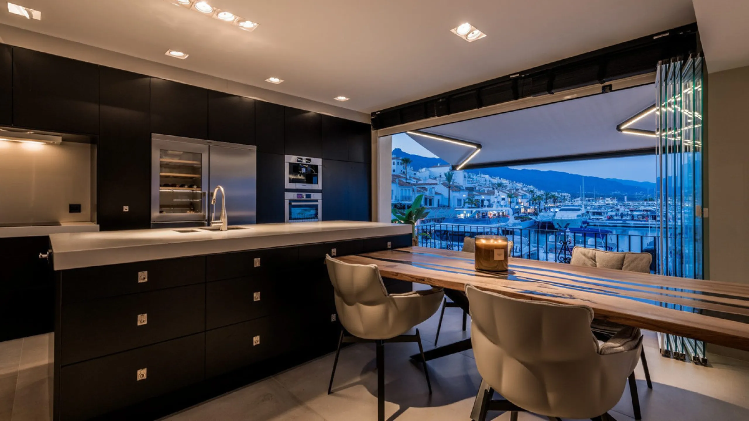 Nestled within the prestigious Benabola building in Puerto Banús, this exclusive frontline apartment captures the essence of luxury living on the Costa del Sol. Positioned directly in front of Pantalán 0 — home to the marina's largest yachts — the residen