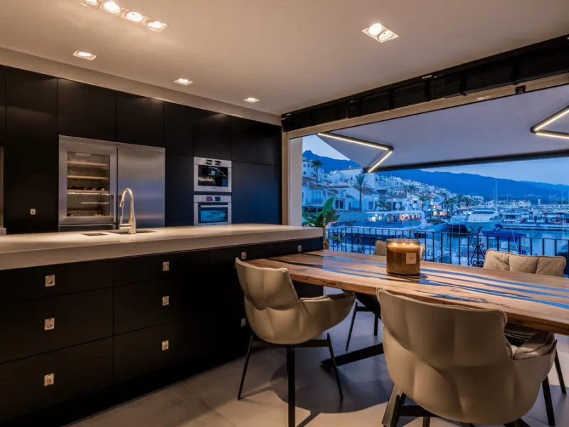 Nestled within the prestigious Benabola building in Puerto Banús, this exclusive frontline apartment captures the essence of luxury living on the Costa del Sol. Positioned directly in front of Pantalán 0 — home to the marina's largest yachts — the residen