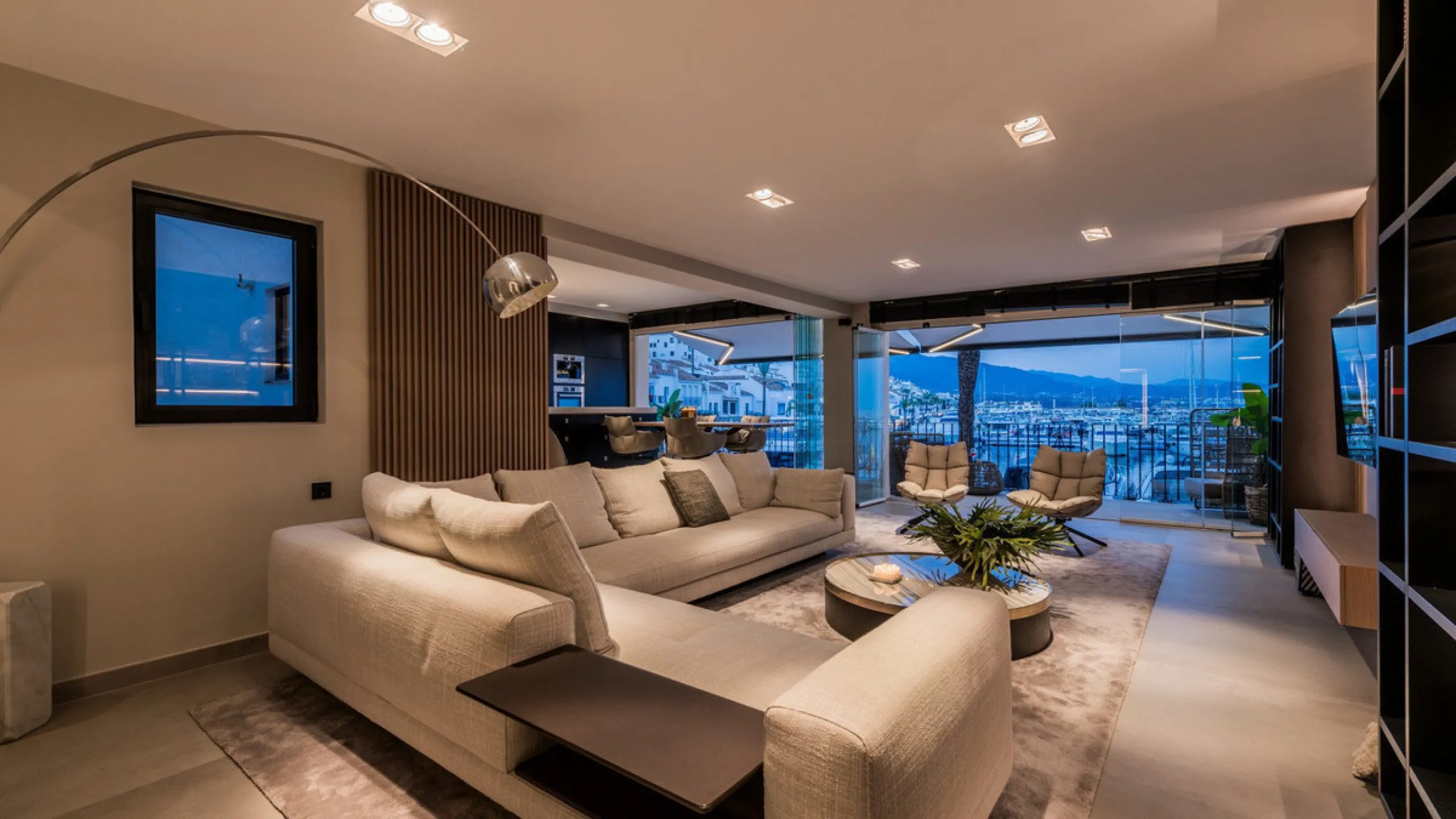 Nestled within the prestigious Benabola building in Puerto Banús, this exclusive frontline apartment captures the essence of luxury living on the Costa del Sol. Positioned directly in front of Pantalán 0 — home to the marina's largest yachts — the residen