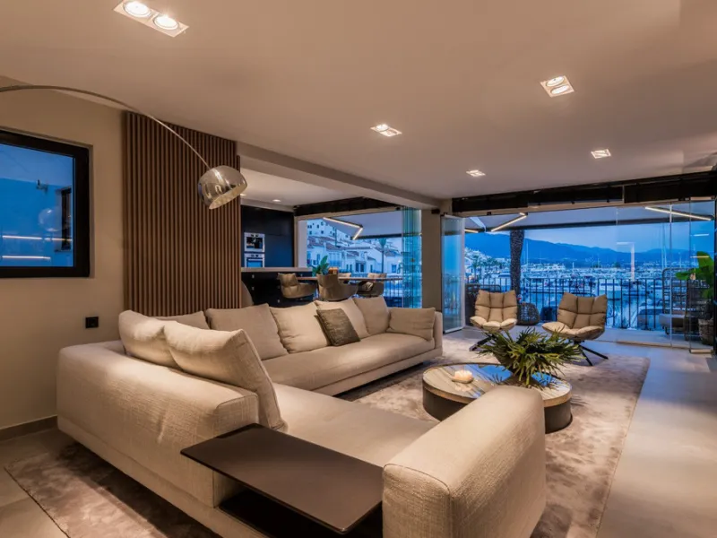 Nestled within the prestigious Benabola building in Puerto Banús, this exclusive frontline apartment captures the essence of luxury living on the Costa del Sol. Positioned directly in front of Pantalán 0 — home to the marina's largest yachts — the residen