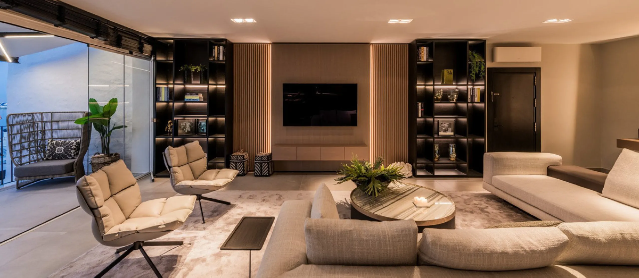 Nestled within the prestigious Benabola building in Puerto Banús, this exclusive frontline apartment captures the essence of luxury living on the Costa del Sol. Positioned directly in front of Pantalán 0 — home to the marina's largest yachts — the residen