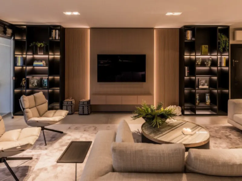 Nestled within the prestigious Benabola building in Puerto Banús, this exclusive frontline apartment captures the essence of luxury living on the Costa del Sol. Positioned directly in front of Pantalán 0 — home to the marina's largest yachts — the residen
