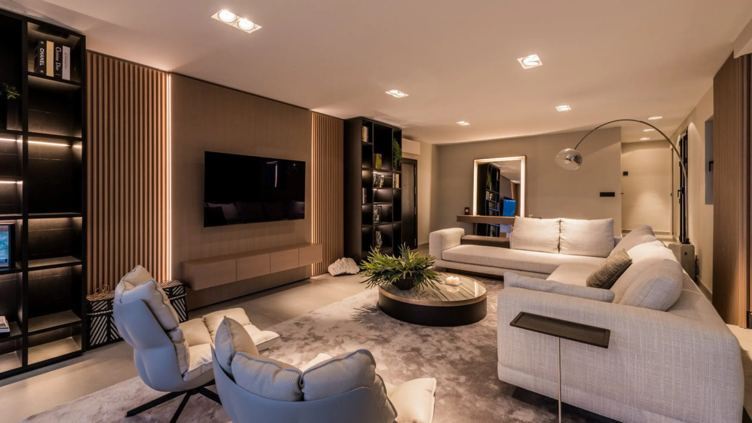 Nestled within the prestigious Benabola building in Puerto Banús, this exclusive frontline apartment captures the essence of luxury living on the Costa del Sol. Positioned directly in front of Pantalán 0 — home to the marina's largest yachts — the residen