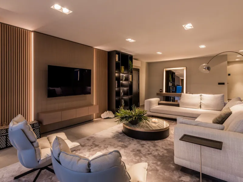 Nestled within the prestigious Benabola building in Puerto Banús, this exclusive frontline apartment captures the essence of luxury living on the Costa del Sol. Positioned directly in front of Pantalán 0 — home to the marina's largest yachts — the residen