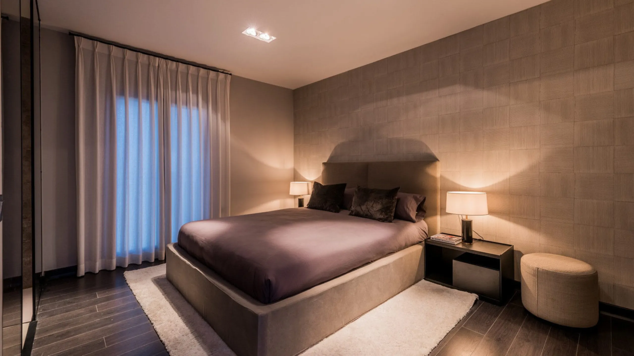 Nestled within the prestigious Benabola building in Puerto Banús, this exclusive frontline apartment captures the essence of luxury living on the Costa del Sol. Positioned directly in front of Pantalán 0 — home to the marina's largest yachts — the residen