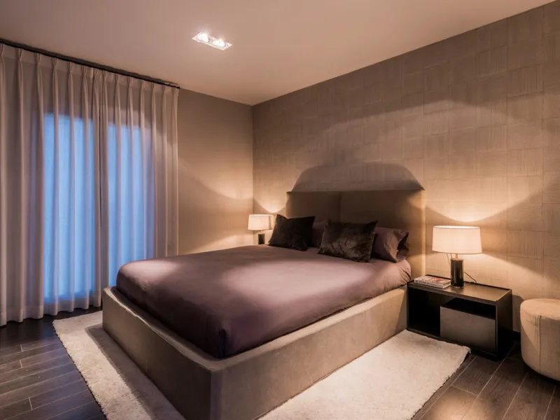 Nestled within the prestigious Benabola building in Puerto Banús, this exclusive frontline apartment captures the essence of luxury living on the Costa del Sol. Positioned directly in front of Pantalán 0 — home to the marina's largest yachts — the residen