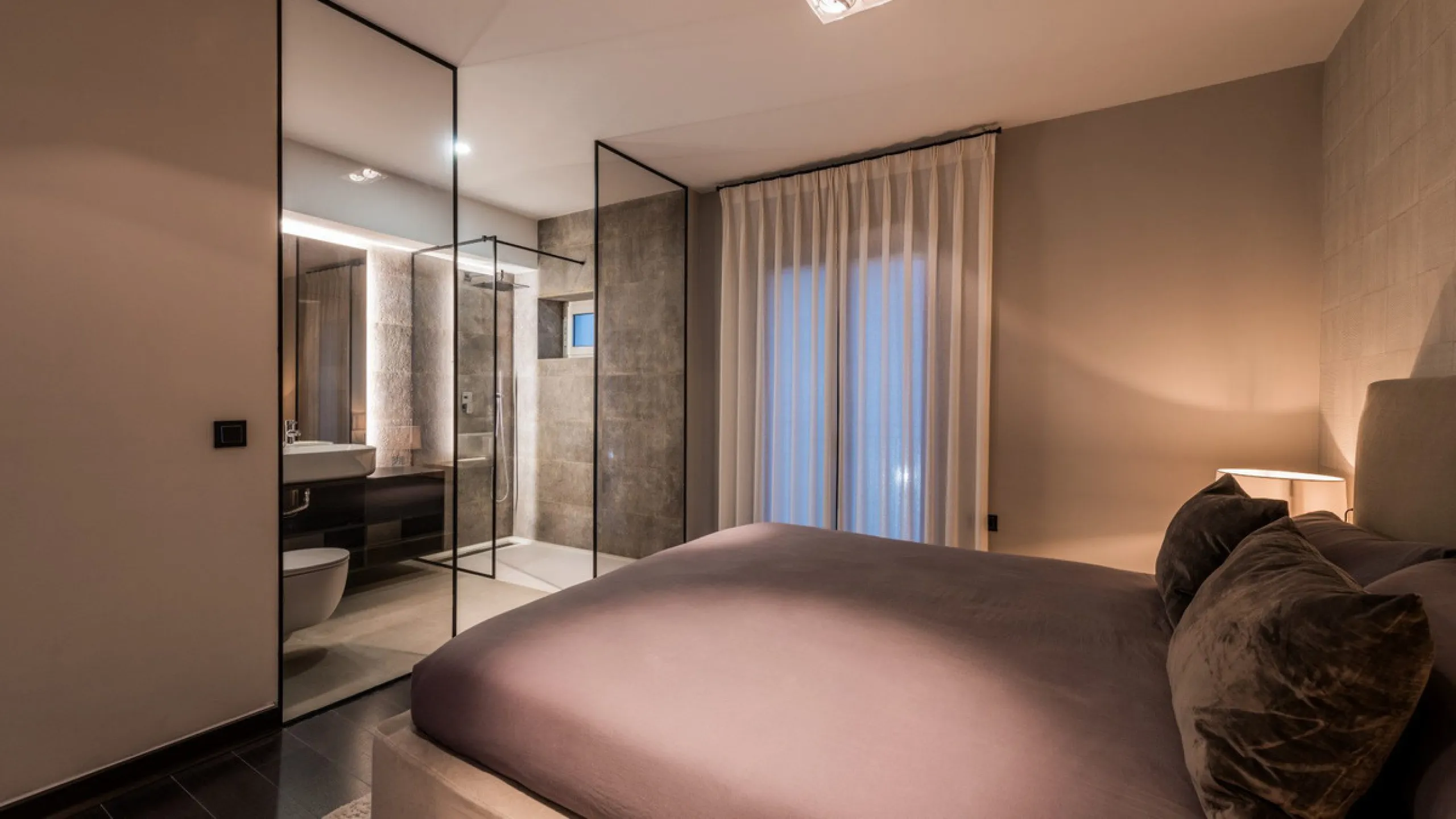 Nestled within the prestigious Benabola building in Puerto Banús, this exclusive frontline apartment captures the essence of luxury living on the Costa del Sol. Positioned directly in front of Pantalán 0 — home to the marina's largest yachts — the residen