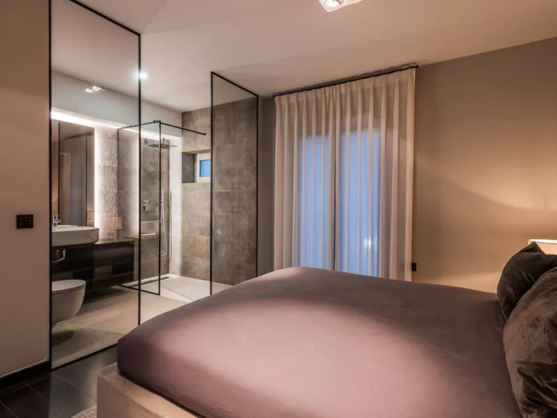 Nestled within the prestigious Benabola building in Puerto Banús, this exclusive frontline apartment captures the essence of luxury living on the Costa del Sol. Positioned directly in front of Pantalán 0 — home to the marina's largest yachts — the residen