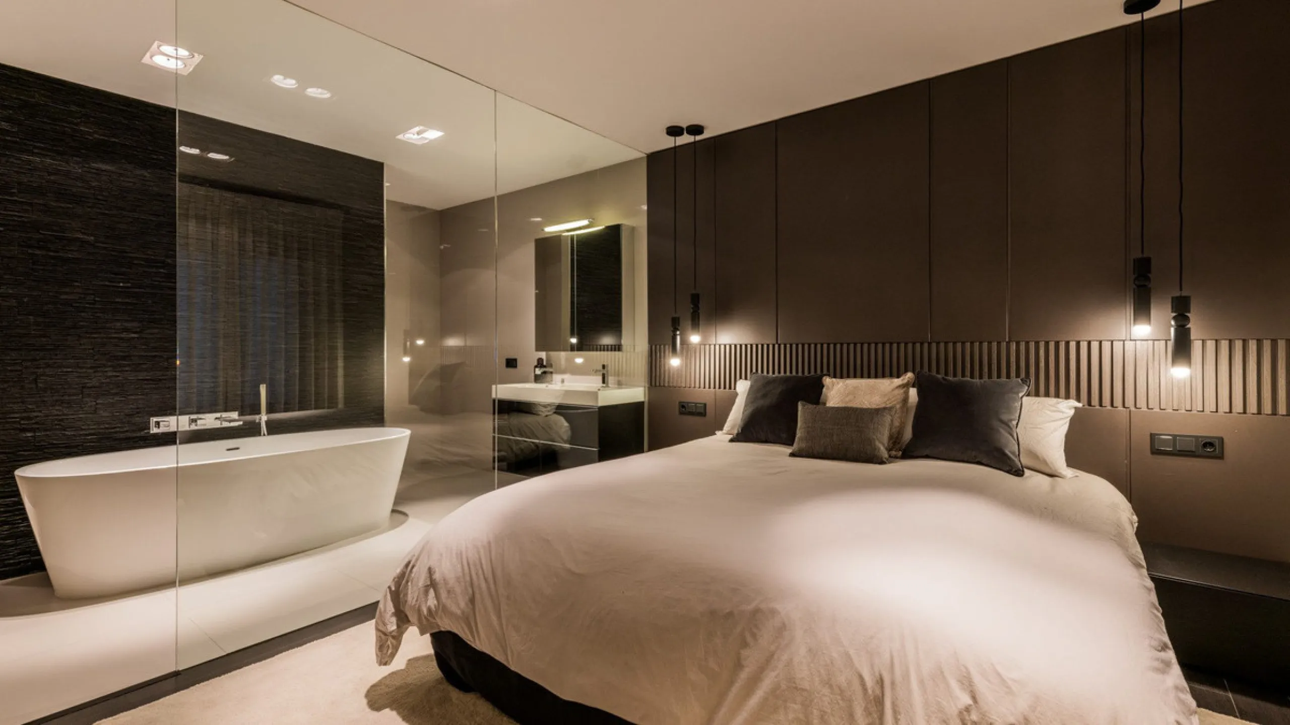 Nestled within the prestigious Benabola building in Puerto Banús, this exclusive frontline apartment captures the essence of luxury living on the Costa del Sol. Positioned directly in front of Pantalán 0 — home to the marina's largest yachts — the residen