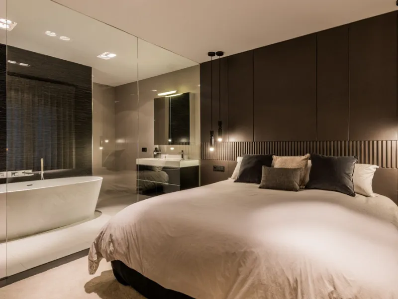Nestled within the prestigious Benabola building in Puerto Banús, this exclusive frontline apartment captures the essence of luxury living on the Costa del Sol. Positioned directly in front of Pantalán 0 — home to the marina's largest yachts — the residen