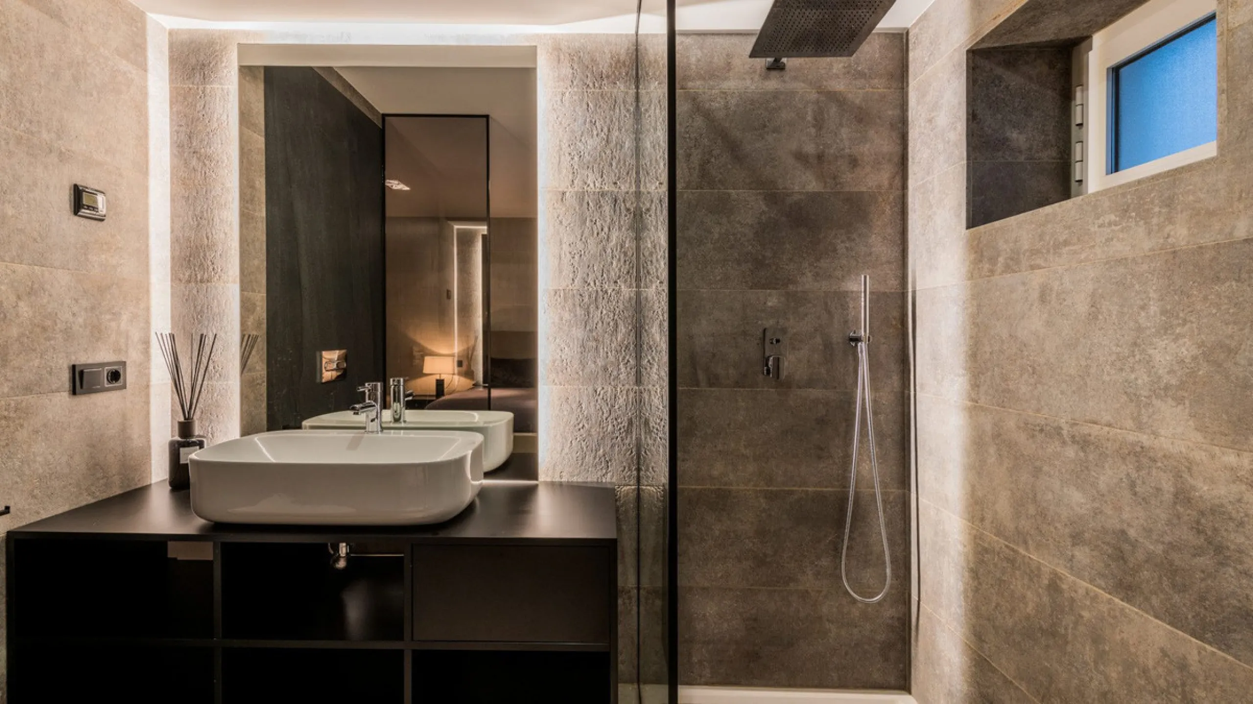 Nestled within the prestigious Benabola building in Puerto Banús, this exclusive frontline apartment captures the essence of luxury living on the Costa del Sol. Positioned directly in front of Pantalán 0 — home to the marina's largest yachts — the residen