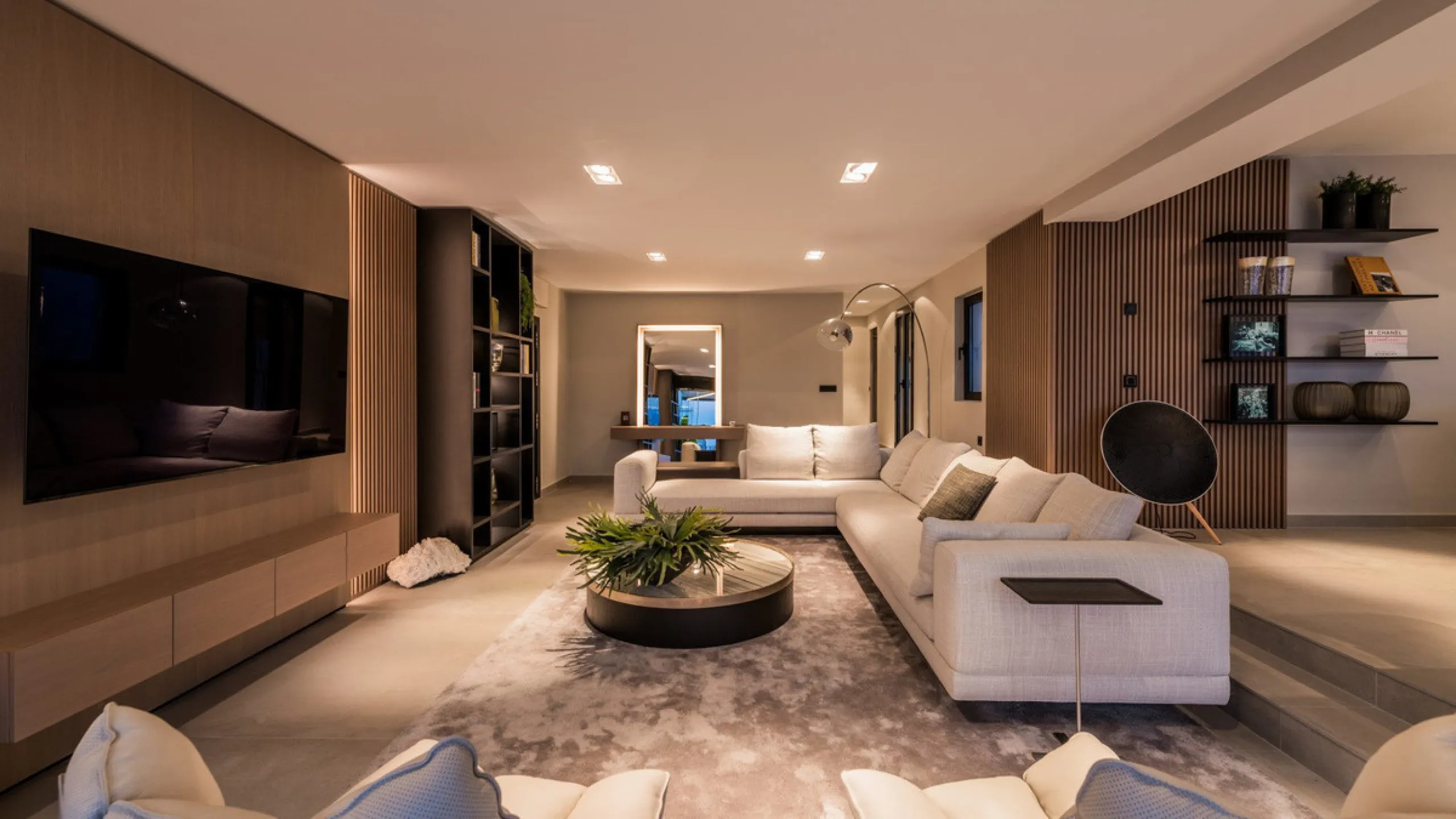 Nestled within the prestigious Benabola building in Puerto Banús, this exclusive frontline apartment captures the essence of luxury living on the Costa del Sol. Positioned directly in front of Pantalán 0 — home to the marina's largest yachts — the residen