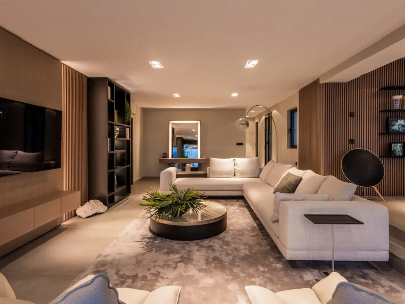 Nestled within the prestigious Benabola building in Puerto Banús, this exclusive frontline apartment captures the essence of luxury living on the Costa del Sol. Positioned directly in front of Pantalán 0 — home to the marina's largest yachts — the residen