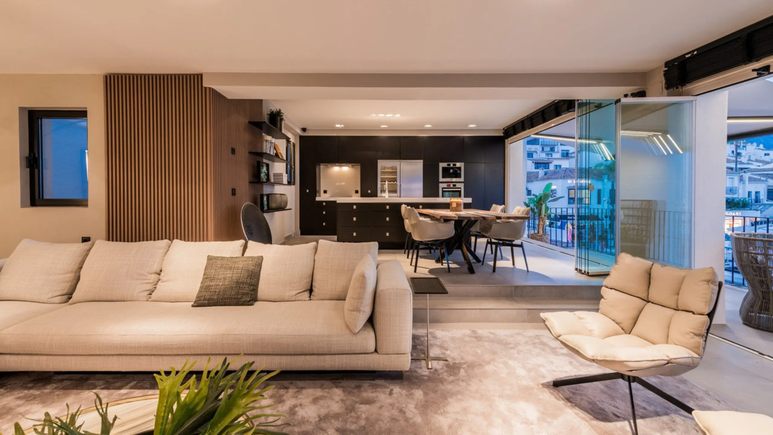 Nestled within the prestigious Benabola building in Puerto Banús, this exclusive frontline apartment captures the essence of luxury living on the Costa del Sol. Positioned directly in front of Pantalán 0 — home to the marina's largest yachts — the residen