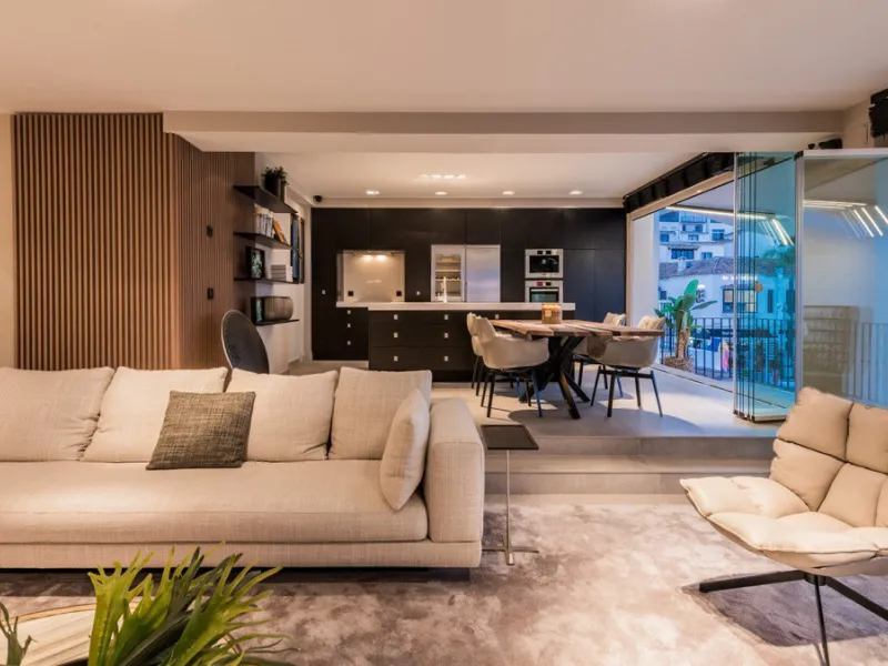 Nestled within the prestigious Benabola building in Puerto Banús, this exclusive frontline apartment captures the essence of luxury living on the Costa del Sol. Positioned directly in front of Pantalán 0 — home to the marina's largest yachts — the residen